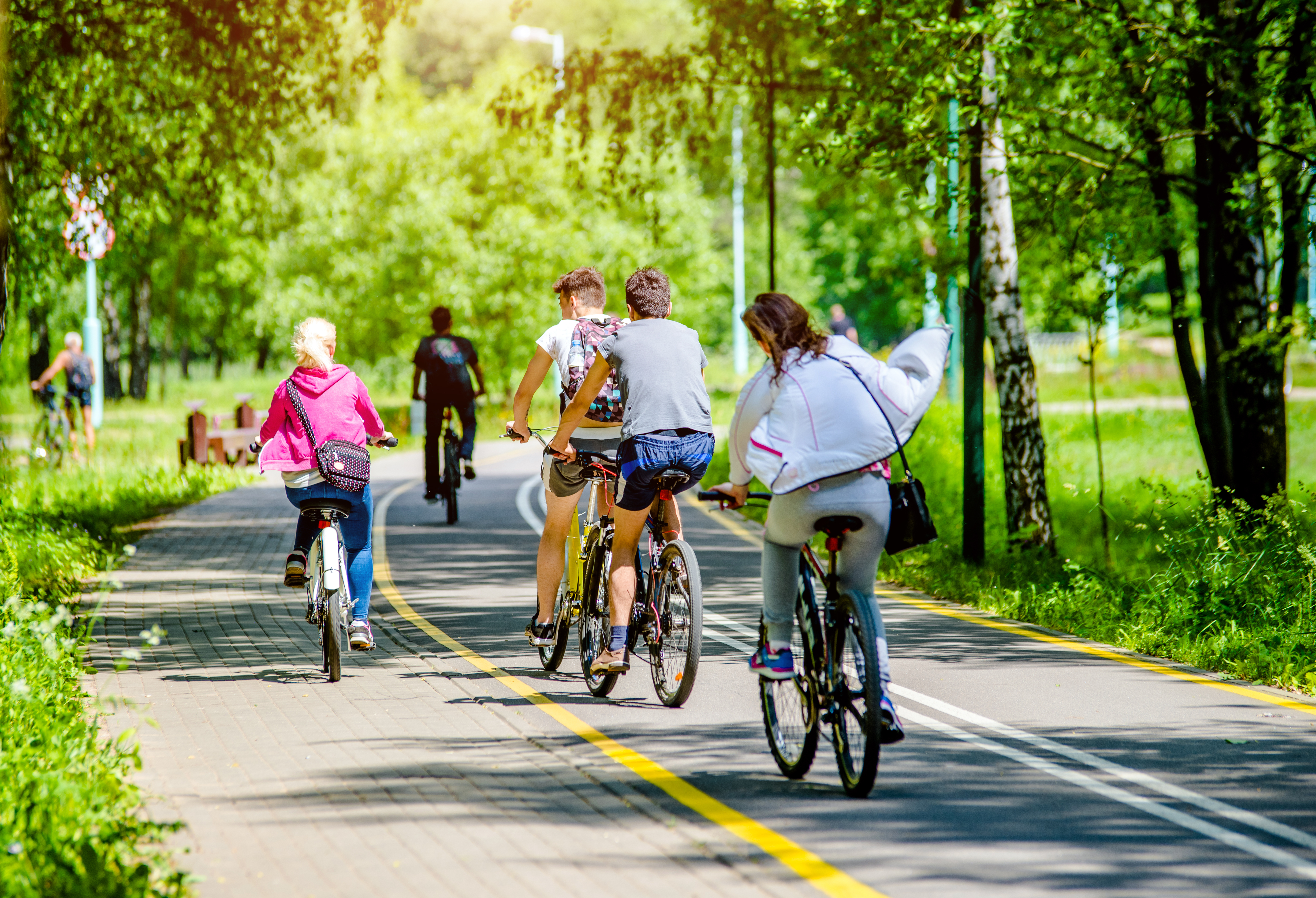 jonge fietsers shutterstock