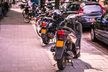 Veel boetes voor snorfietsers op Amsterdamse fietspaden