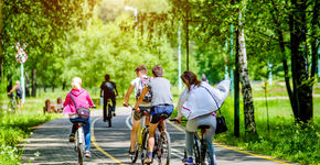 jonge fietsers shutterstock